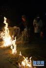 1月26日晚，日喀则市桑珠孜区江当乡郭加村一家农户的男主人将火把拆散后丢弃到家门外，举行除旧迎新仪式。