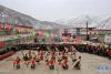 1月31日，西藏那曲比如县恰则乡牧民在“2017年迎春文艺会”上载歌载舞，欢度佳节。 新华社发（巴桑云丹摄）