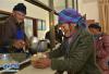 2月4日，在西藏山南乃东区五保集中供养服务中心食堂内，服务人员为五保老人打饭。