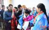2月1日，甘肃肃南裕固族自治县泱翔草原上，牧民才当为儿子举办了一场按照泱翔藏族传统婚俗进行的藏式婚礼。