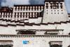 布达拉宫位于拉萨市区的“玛布日”（藏语意为红山）山上。