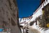 布达拉宫位于拉萨市区的“玛布日”（藏语意为红山）山上。