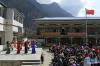 2月7日，群众在西藏山南市隆子县扎日乡文化站欣赏歌舞节目。