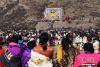 2月9日，甘肃甘南藏区西仓寺展晒无量光佛巨型唐卡吸引数万僧众瞻仰。