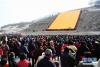 2月9日，藏族僧俗群众和海内外游客在展佛台前等待佛像唐卡展开。
