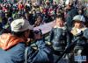2月9日，西藏摄影家协会会员阿旺洛桑在现场为群众拍摄“合家欢”照片。