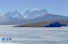 结冰的普莫雍错及湖心岛与库拉岗日雪山珠璧交辉（2月13日摄）。