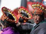 四川毛儿盖牧区妇女 将百年历史“戴”在头上
