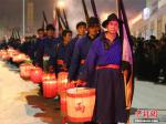 甘南藏乡百年“转灯节” 百人“背灯踩字”祈福