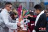 社区民众向客人献切玛（新年里，藏族用来供奉的吉祥物件）。 中新社记者 何蓬磊 摄
