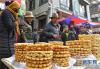 2月21日，市民在拉萨街头的年货市场上选购节日贡品“德嘎”。