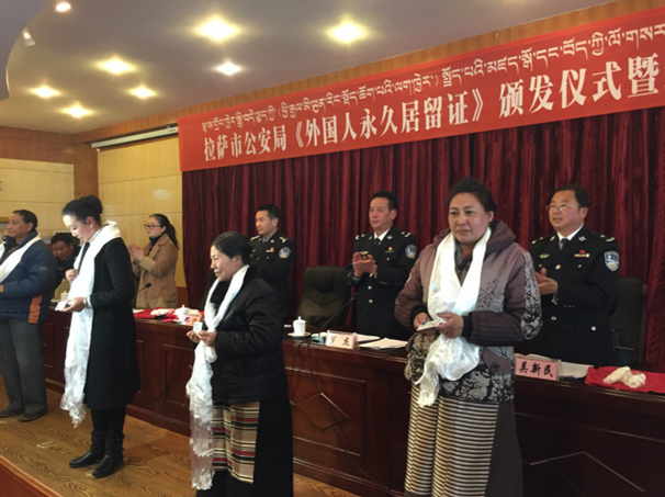 118名在藏外国籍侨民首次拿到中国绿卡 - 西