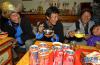 2月25日，拉萨市曲水县达嘎乡三有村的尼玛（右二）一家在吃“古突”。