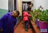 2月25日，在拉萨市曲水县达嘎乡三有村，村民德吉（后）与她的两个孩子在家中整理花卉。 