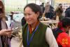 图为西藏日喀则“亚德细褐”工艺的传承人南木珍接受记者采访。（西藏在线网 王硕 摄）