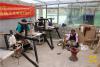 亚德细褐羊毛织品农民专业合作社里正在织布的藏族女工。（西藏在线 王硕 摄）