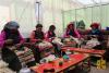 亚德细褐羊毛织品农民专业合作社里正在分线去杂的藏族女工。（西藏在线 王硕 摄）