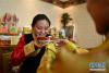 2月27日，拉萨市八一社区的藏族群众互敬青稞酒，欢度新年。