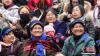 2月27日正值藏历新年大年初一，四川省阿坝州马尔康地区的藏族民众身着节日盛装欢聚在阿坝州民族文化宫广场，载歌载舞欢庆藏历新年。 钟欣 摄