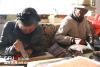 噶东靴子始终秉承手工制作传统，具有浓郁的民族特色和藏文化底蕴，深受藏区农牧民欢迎(摄影：张亚东)