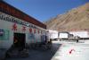 西藏米拉山隧道进口处。工人们在这里进行吸氧休息，装备安全护具等工作(摄影：张亚东)