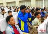 2月27日，在欢庆“藏历火鸡年”联欢会上，济南西藏中学藏族学生用相机记录欢乐时刻。
