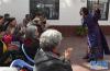 3月1日，在合肥市金玫瑰居家养老中心内，合肥市第三十五中学西藏班的学生顿珠央措在为社区老年居民们演唱歌曲。