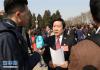 3月3日，中国人民政治协商会议第十二届全国委员会第五次会议在北京人民大会堂开幕。这是全国政协委员潘庆林在会场外接受采访。新华社记者张铖摄