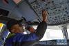 民航西藏区局机务工程部机械师普登对驾驶舱系统进行检查（2月25日摄）。