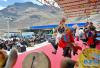 3月2日，措麦村藏戏团在为乡亲们演出。