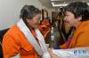 3月5日，西藏自治区妇联工作人员（右）向参加座谈会的行业女性敬献哈达。