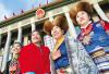 3月5日上午，十二届全国人大五次会议在北京人民大会堂开幕。图为开幕前，西藏的四位基层女代表在人民大会堂前合影留念。记者　姚海全　摄