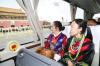 3月5日上午，西藏代表团的大巴车驶过北京天安门。