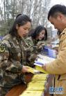 3月6日，西藏公安边防总队侦查支队“邦锦梅朵女子签证室”的女警官在为市民耐心解读于2017年1月1日起正式实施的《西藏自治区边境管理条例》。