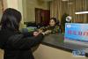 3月6日，西藏公安边防总队侦查支队“邦锦梅朵女子签证室”的女警官在为市民办理边防通行证。