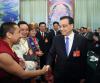 李克强总理7日上午来到十二届全国人大五次会议西藏代表团，参加审议政府工作报告。五位藏族、珞巴族、门巴族代表向总理献上洁白的哈达。