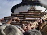 西藏：抛撒糌粑闹新春