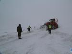 西藏武警交通部队暴风雪中抢通道路