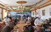 拉萨市达孜县金叶敬老院老人们在一起吃午餐（2月14日摄）。
