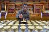 一名藏族老人在拉萨市达孜县金叶敬老院专门修建的关爱室里点燃酥油灯（2月14日摄）。 