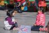 在大昭寺广场嬉戏玩耍的孩童。