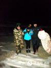 2017年3月16日，西藏公安边防总队普玛江塘边防派出所在6000米高原救助3名被困游客，图为被困游客获救。