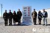 2017年3月16日，西藏公安边防总队普玛江塘边防派出所在6000米高原救助3名被困游客，图为获救游客与边防官兵合影，为他们点赞。