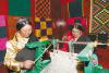 图为达孜县唐嘎乡农牧民巾帼专业合作社的妇女在加工藏式卡垫。记者 李洲 摄