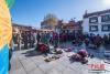 3月23日，游客排队参观拉萨大昭寺。随着天气转暖，气温回升，西藏旅游市场逐渐“升温”，布达拉宫、八廓街、大昭寺等旅游景点的游客明显增多。 中新社记者 何蓬磊 摄