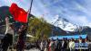 3月28日，西藏林芝市波密县扎木镇达兴村村民举行升国旗仪式，庆祝西藏百万农奴解放纪念日。新华社记者 普布扎西 摄