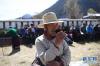 3月28日，西藏林芝市波密县扎木镇达兴村老党员尼玛旺堆给村民讲述旧西藏苦难的日子。新华社记者 普布扎西 摄