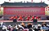3月28日，西藏那曲地区嘉黎县民间艺术团演员在拉萨表演舞蹈《舞韵神山》。 当日清晨，70岁的顿珠杰布老人早早便来到了布达拉宫广场。他将与3000余名各族各界群众一道，参加庆祝西藏百万农奴解放58周年“升国旗、唱国歌”仪式。 1959年3月28日，国务院颁布命令，在西藏施行民主改革，彻底废除“政教合一”的封建农奴制。从此，西藏百万农奴翻身得解放，将命运掌握在了自己手中。 新华社记者 晋美多吉 摄