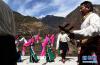 3月28日，德钦县云岭乡查里桶村的藏族群众在跳弦子舞。云南省迪庆藏族自治州德钦县云岭乡查里桶村位于滇藏交界处的梅里雪山脚下，村里绝大多数群众都是藏族。他们经常自发组织以弦子舞和锅庄舞为主的文艺活动，不仅丰富了群众的精神文化生活，而且促进了传统民族文化的保护与传承。新华社记者 蔺以光 摄