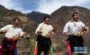 3月28日，德钦县云岭乡查里桶村的藏族群众在为舞者伴奏。云南省迪庆藏族自治州德钦县云岭乡查里桶村位于滇藏交界处的梅里雪山脚下，村里绝大多数群众都是藏族。他们经常自发组织以弦子舞和锅庄舞为主的文艺活动，不仅丰富了群众的精神文化生活，而且促进了传统民族文化的保护与传承。新华社记者 蔺以光 摄